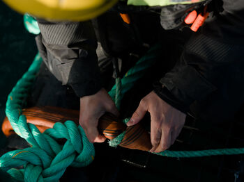Bilde av medarbeider som utfører knyting av anker/tau