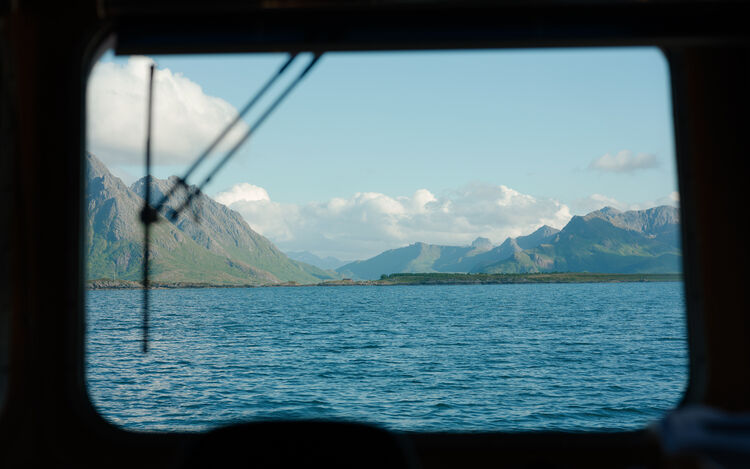 Bilde av fjorden på Myre sett ut ifra båtvindu